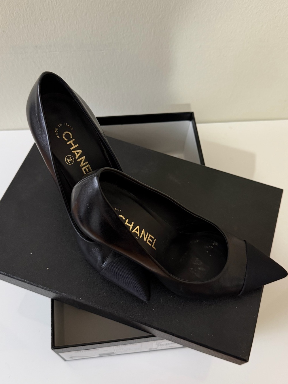 CHANEL Black Pointed-Toe Leather Pumps